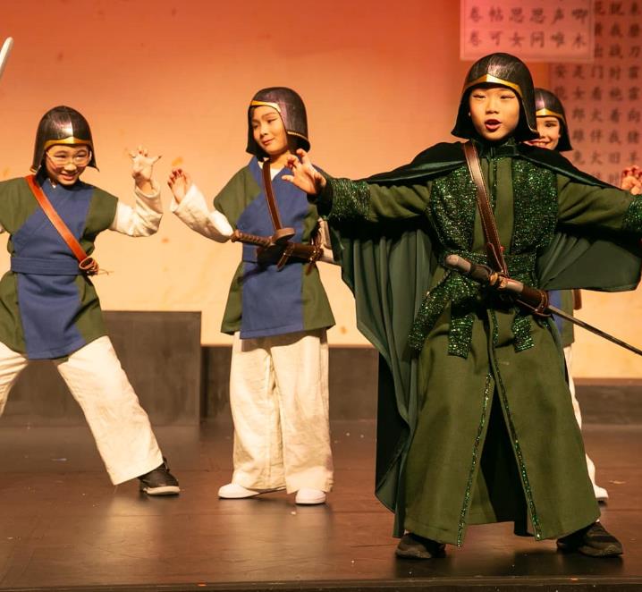 Kids play warriors in Mulan