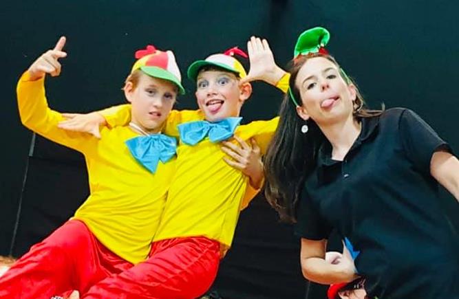 Tweedle Dum and Tweedle Dee get untty in Christmas Musical