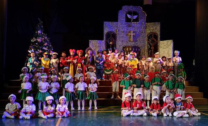 Alice in Christmas Land Large Cast Kids Play