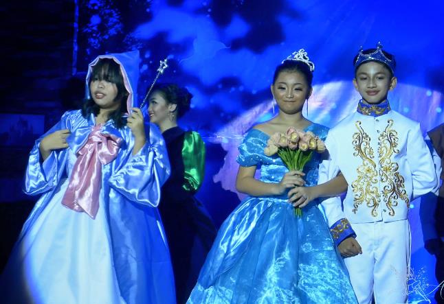 A Christmas Cinderella Play for Kids to Perform