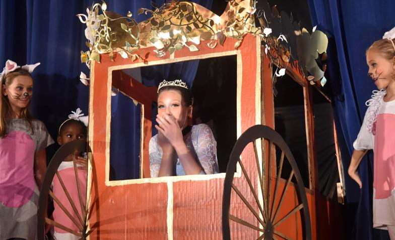 Fun Carriage in Cinderella Play for kids