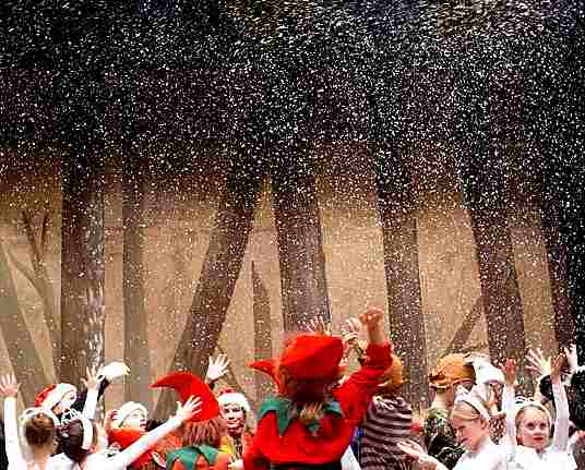 Audience helps to bring the winter snow! A Snow White Christmas!