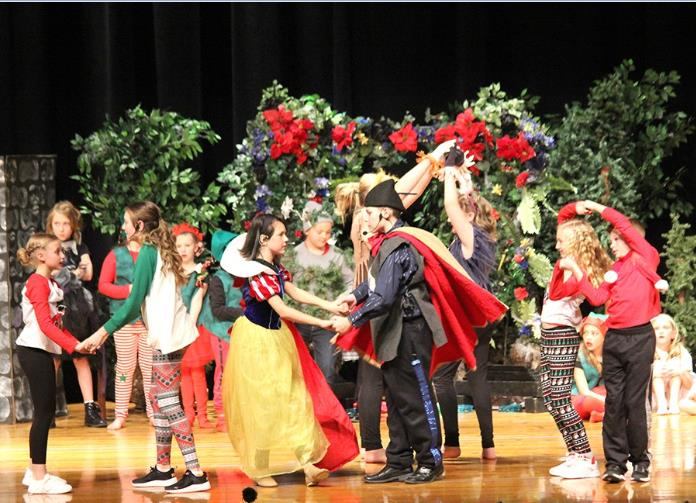 A Snow White Christmas play for kids