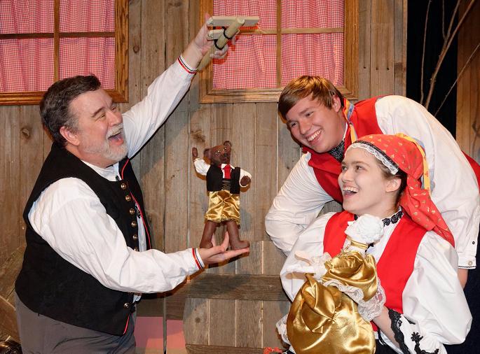 Dancing Bear Puppet in ArtReach's play