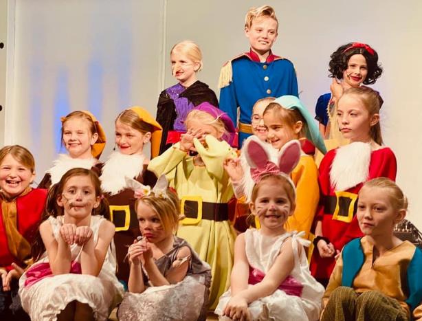 Large cast of kids for Snow White performance