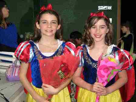 A Christmas Snow White! Christmas Musical for Kids!