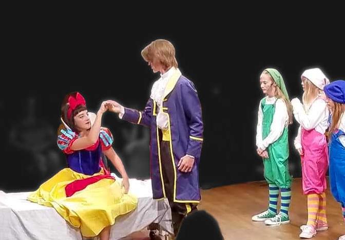 Kids Performing Snow White Christmas Show