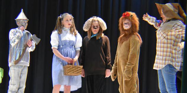 Middle School kids perform Wizard of Oz